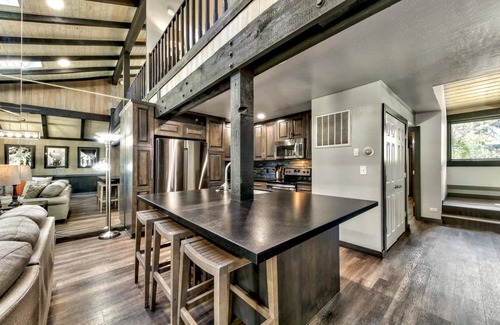 South Lake Tahoe House | Lakeland Village #454 - 5BR, Remodeled, Walk to Lake, Fun & Convenient!