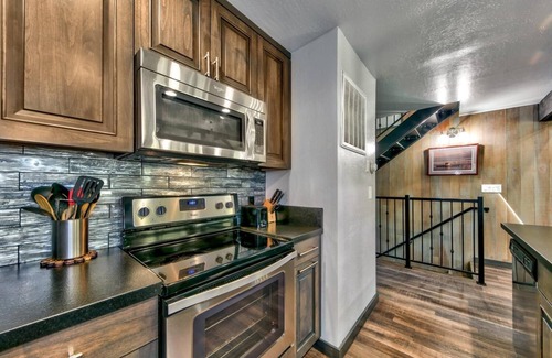 South Lake Tahoe House | Lakeland Village #454 - 5BR, Remodeled, Walk to Lake, Fun & Convenient!