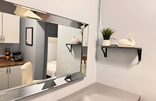 Port Credit Apartment | Lakeshore Full Apartment - Steps to Bars & Fun in Port Credit