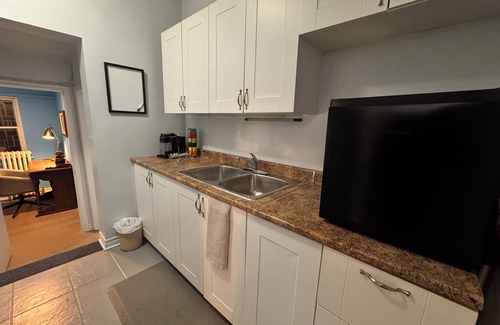 Port Credit Apartment | Lakeshore Full Apartment - Steps to Bars & Fun in Port Credit