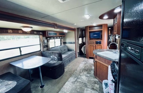 Bridgeport House | Lakeside Camper that Sleeps 8!