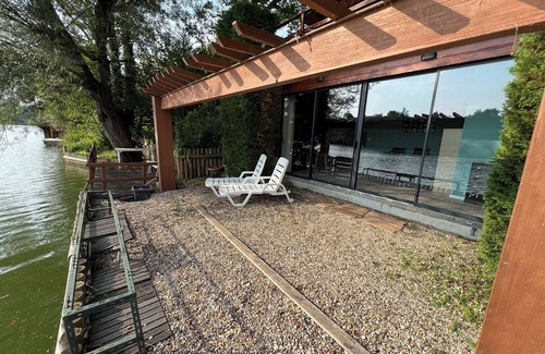 Vinneuf House | Lakeside chalet, a haven of peace and nature less than 100km from Paris