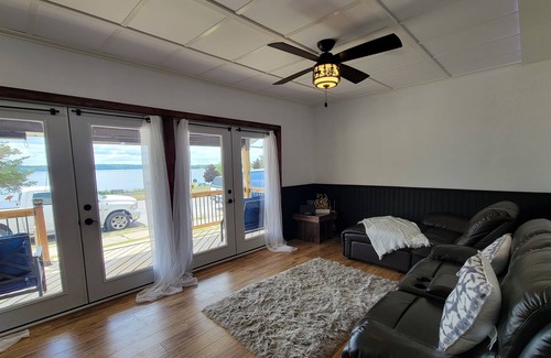 Deseronto House | Lakeside Escape