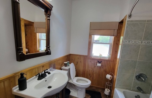 Deseronto House | Lakeside Escape