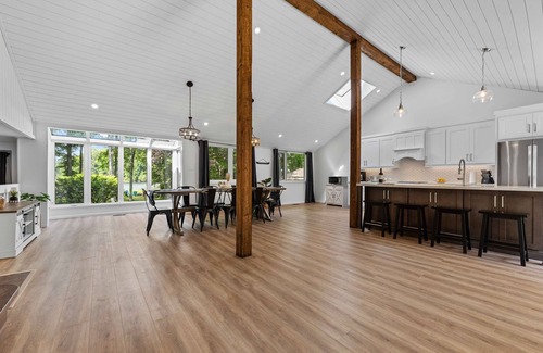 L'Amable House | Lakeside Gem: Large 5 Bed 3 Bath Haven in Bancroft!