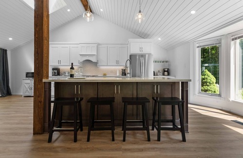 L'Amable House | Lakeside Gem: Large 5 Bed 3 Bath Haven in Bancroft!