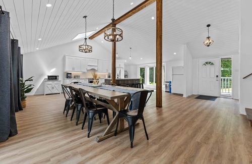 L'Amable House | Lakeside Gem: Large 5 Bed 3 Bath Haven in Bancroft!