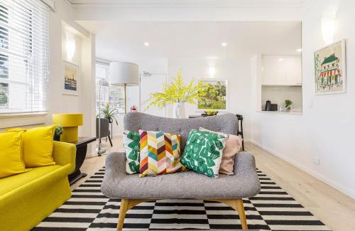 South Melbourne Apartment | Lakeside Glow - Stylish Retreat near Beach & Markets