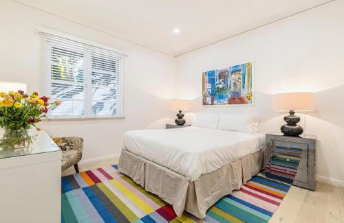 South Melbourne Apartment | Lakeside Glow - Stylish Retreat near Beach & Markets