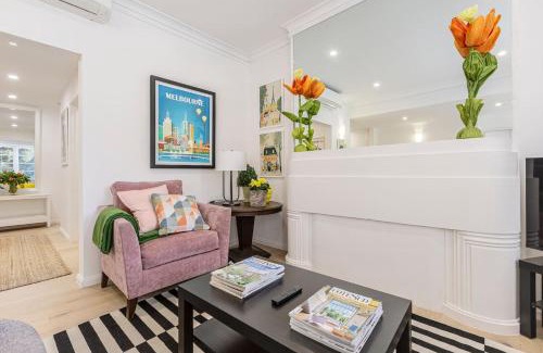 South Melbourne Apartment | Lakeside Glow - Stylish Retreat near Beach & Markets