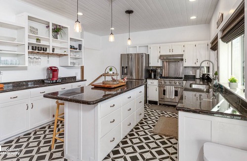 Houston House | Lakeside Heaven Stay in Houston