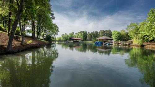 Barium Springs House | Lakeside Landing by AvantStay Private Dock