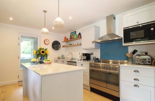 Stonegate Cottage | LAKESIDE LODGE, family friendly, with a garden in Burwash