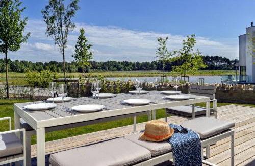 Holworth House | Lakeside property with spa access on a nature reserve Maple House BV08