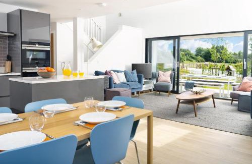 Holworth House | Lakeside property with spa access on a nature reserve Maple House BV08