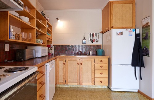 Wanaka Cottage | Lakeside Serenity - Wanaka Holiday Home