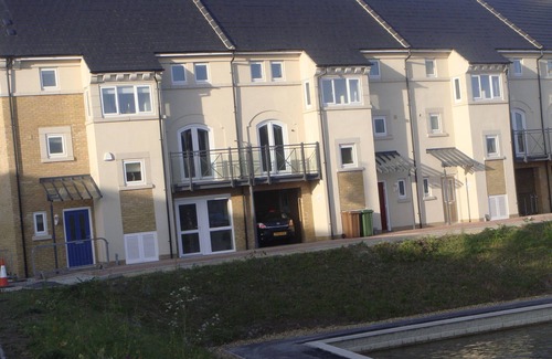 Peterborough House | Lakeside very large double en-suite bedroom with fabulous views and facilities