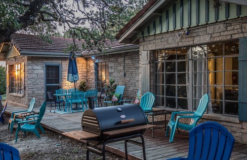 Volente Cabin | LakeTravis 6 guest Bungalow #1: Free waterpark, walk to marinas, dining, lake