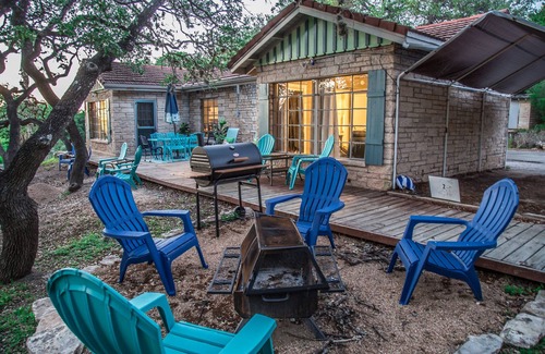 Volente Cabin | LakeTravis Bungalow 2:Free waterpark , lake views & low cleaning fees