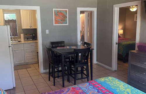 Volente Cabin | LakeTravis Bungalow 5: Free waterpark & Low clean fee