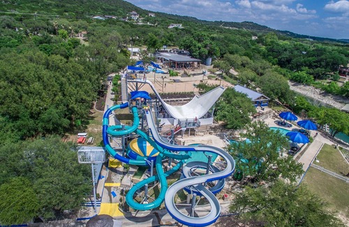 Volente Cabin | LakeTravis Bungalow 5: Free waterpark & Low clean fee