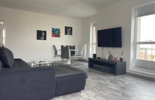 Militari Apartment | Lakeview 2 Room Penthouse Rooftop Terrace W15