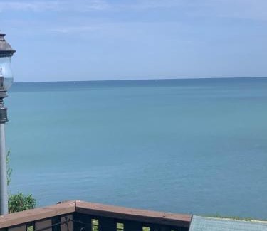 Ashtabula House | Lakeview - Lake Erie - Ashtabula, OH - 5 Min to GOTL - Fireplace- Deck - King Bed