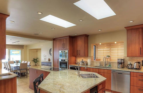 Westbank Villa | Lakeview, near beach with Heated Pool & Sauna