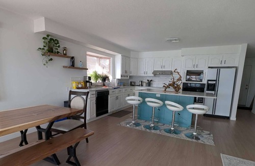 Central Okanagan House | Lakeview - Winery Mountainview Beach Hiking trail