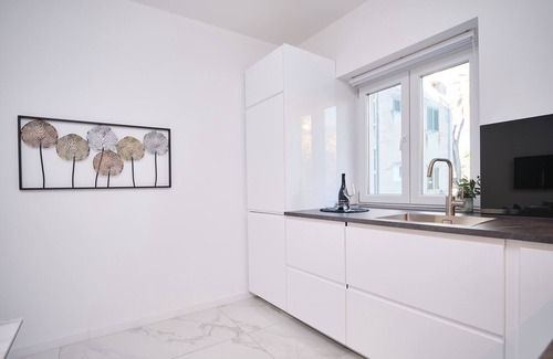 Split Apartment | LaMer Luxury Suite by Litto