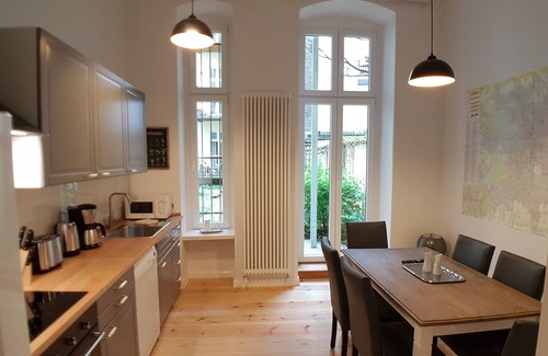 Schoeneberg Apartment | LANGEN Crelle-Kiez Schöneberg, cozy old Berlin building new