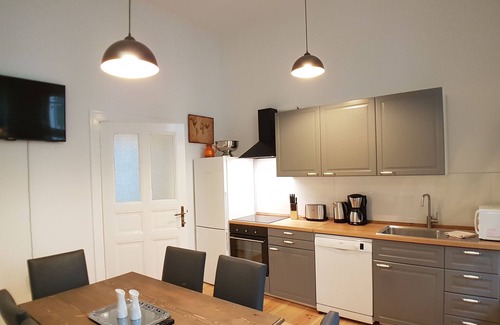 Schoeneberg Apartment | LANGEN Crelle-Kiez Schöneberg, cozy old Berlin building new