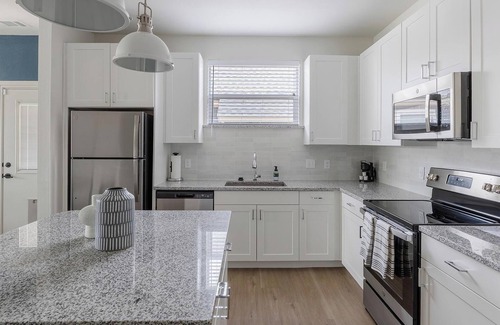 Tarrant County Apartment | Landing | Amazing 2BD, Pool, Gym