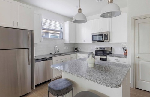 Tarrant County Apartment | Landing | Chic 2BD, Pool, Gym