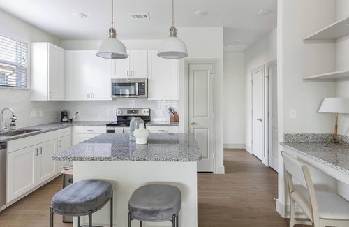 Tarrant County Apartment | Landing | Chic 2BD, Pool, Gym