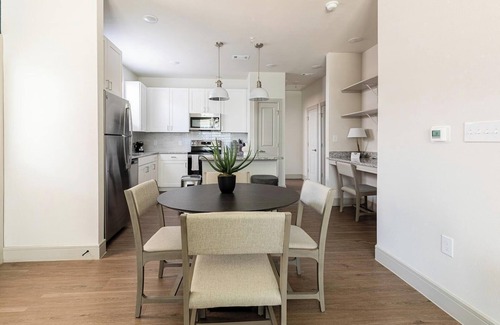 Tarrant County Apartment | Landing | Stylish 2BD, Pool, Gym
