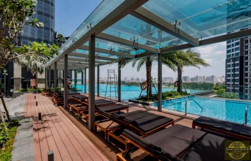 Hang Xanh Apartment | Landmark 81 Imperial Tower Hotel & Skyline Lounge in Ho Chi Minh City