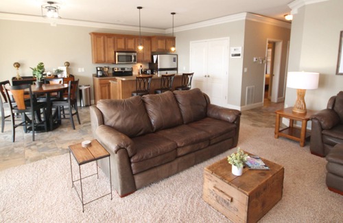 Osage Beach Condo | Lands End Condo 2 Bedroom, Grand Glaize Arm & Main Channel, Inquire for Slip!