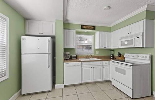 Siesta Key Village House | Lantana | Pet Friendly Home Located in Siesta Key Village w/Heated Pool, Walk to Beach!
