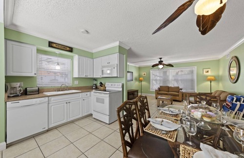 Siesta Key Village House | Lantana | Pet Friendly Home Located in Siesta Key Village w/Heated Pool, Walk to Beach!