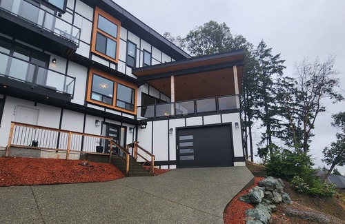 North Cowichan House | Large 5 bedroom home in DUNCAN overlooking the Valley, Lake and mountains.