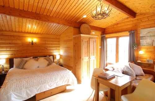 Church Stretton Cabin | LARCHES LODGE - Authentic Norwegian Log Cabin with log burner, hot tub, fire pit