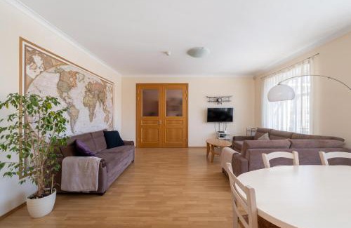 Maskavas Forstate Apartment | Large 3BR Apartment with Balcony 5 min to Old Town by Tram