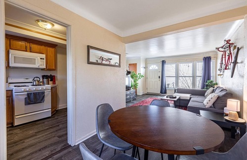 Dicken House | Large 4BR Stadium Getaway, Walk to the Big House!