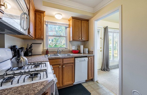 Dicken House | Large 4BR Stadium Getaway, Walk to the Big House!