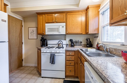 Dicken House | Large 4BR Stadium Getaway, Walk to the Big House!