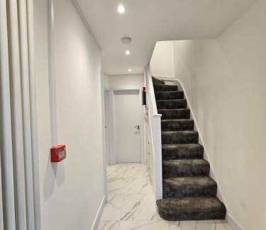 Wandle Valley House | Large 5 Bed Home with 3 Baths and Parking