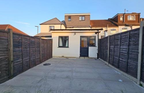 Wandle Valley House | Large 5 Bed Home with 3 Baths and Parking