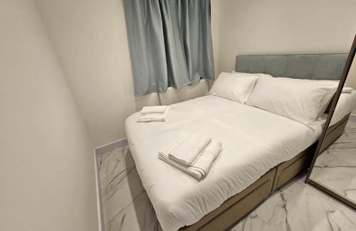 Wandle Valley House | Large 5 Bed Home with 3 Baths and Parking