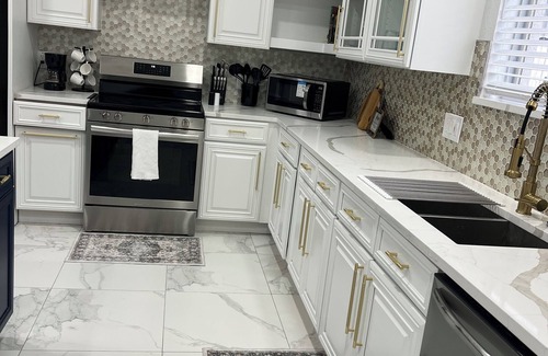 Windwood Bay House | LARGE 6-bedroom pool home 12mi from DISNEY